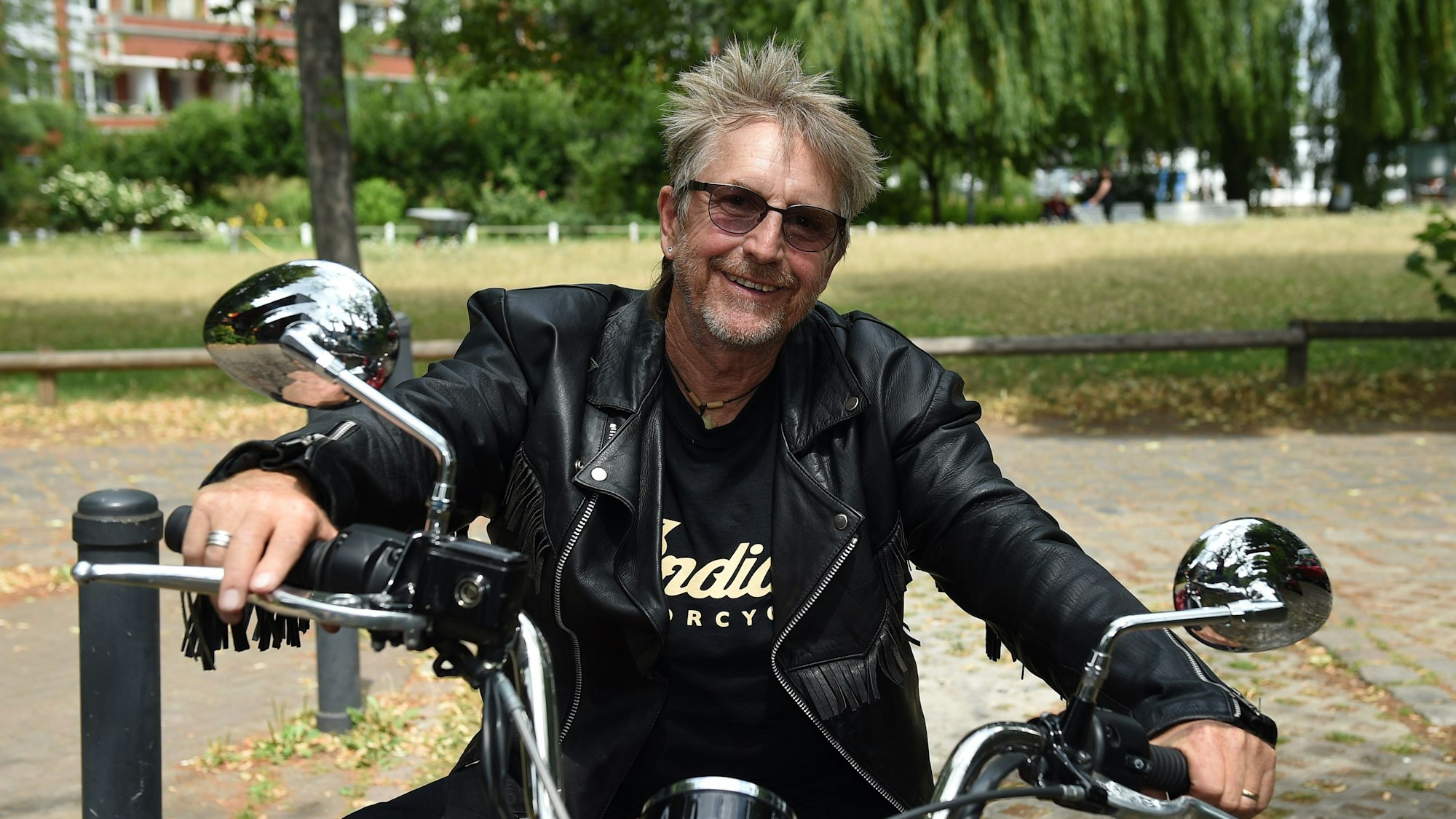 Der Schauspieler Martin Semmelrogge (als Club-Präsident Joe Teffla) sitzt auf einem Motorrad der Marke Indian.