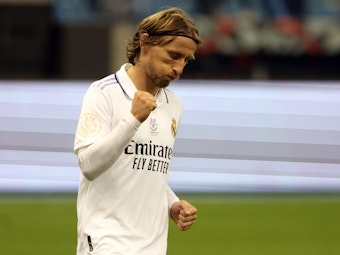 Luka Modric ballt beim Spiel von Real Madrid gegen die Faust.