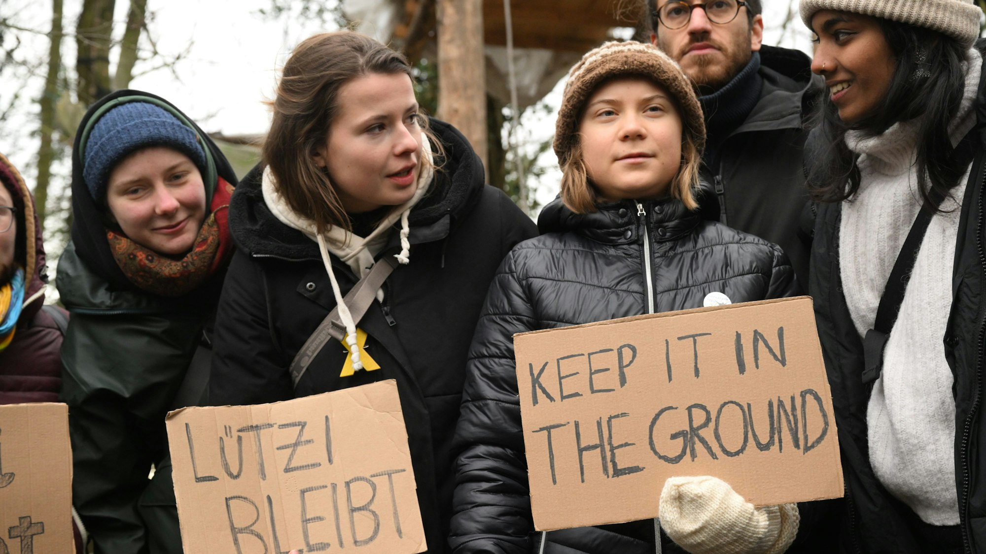 Im Januar 2023 standen die Klimaaktivistinnen Luisa Neubauer (2.v.l) und Greta Thunberg (3.v.r) am dritten Tag der Räumung im Braunkohleort Lützerath noch Seite an Seite. Nun ist Neubauer aufgrund Thunbergs Haltung enttäuscht.