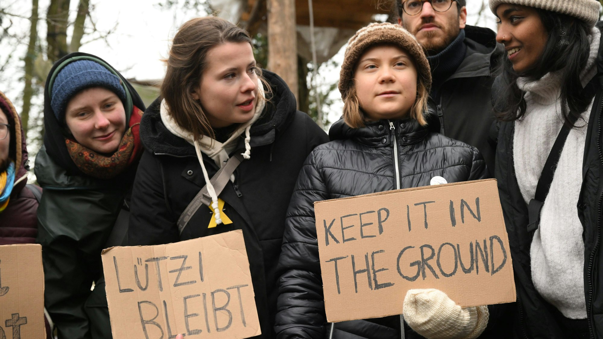 Luisa Neubauer (2.v.l) und Greta Thunberg (3.v.r) während der Räumung im von Klimaaktivisten besetzten Braunkohleort Lützerath im Januar 2023