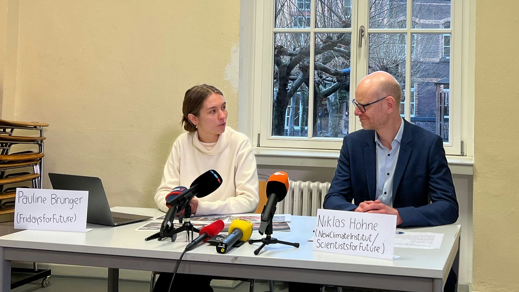 Pauline Brünger und Niklas Höhne bei der Pressekonferenz.