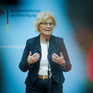 Christine Lambrecht (hier am 13. Januar 2023 in Berlin) will einem Bericht zufolge von ihrem Amt als Verteidigungsministerin zurücktreten.