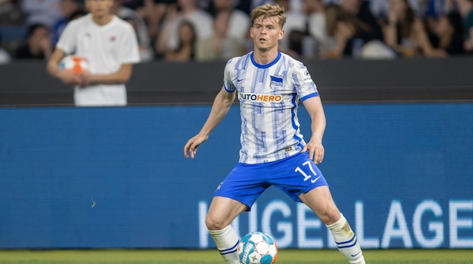 Maximilian Mittelstädt von Hertha BSC spielt den Ball.