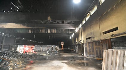 Das Innere der Sporthalle der Gesamtschule Schlebusch ist nach einem Feuer verrußt.