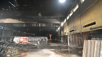 Das Innere der Sporthalle der Gesamtschule Schlebusch ist nach einem Feuer verrußt.