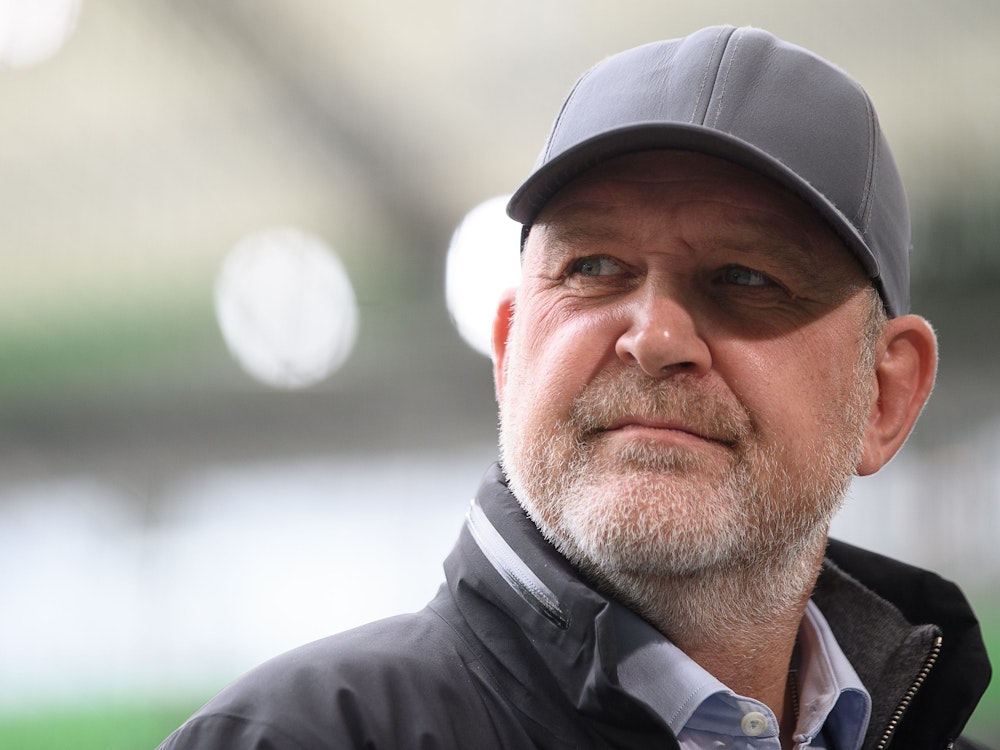 Jörg Schmadtke, Geschäftsführer Sport beim VfL Wolfsburg, steht vor einem Spiel in der Volkswagen-Arena.