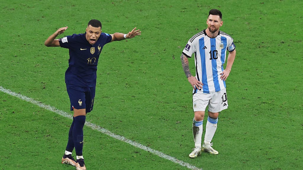 Kylian Mbappé und Lionel Messi stehen im Finale der WM 2022 am Mittelkreis nahe beieinander.