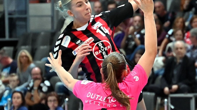 Eine Handballerin setzt sich gegen ihre Gegnerin durch und kommt zum Wurf.