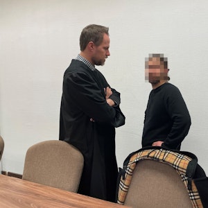 Das Foto zeigt einen Angeklagten mit Verteidiger Ingmar Rosentreter im Kölner Landgericht im Januar 2023.