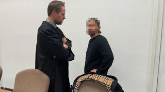 Das Foto zeigt einen Angeklagten mit Verteidiger Ingmar Rosentreter im Kölner Landgericht im Januar 2023.