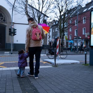 Jörg Schneckener steht morgens mit seiner Tochter auf der Venloer Straße.