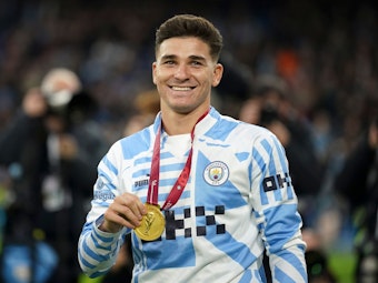 Julián Álvarez machte bei der WM 2022 nachhaltig auf sich aufmerksam, hier präsentiert er nach der Rückkehr zu Manchester City stolz seine Goldmedaille aus Katar.