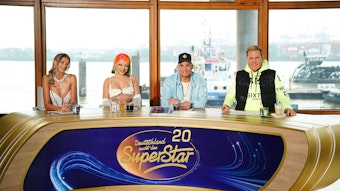 Leony (l-r), Katja Krasavice, Pietro Lombardi und Dieter Bohlen sitzen am Jurytisch von "Deutschland sucht den Superstar"