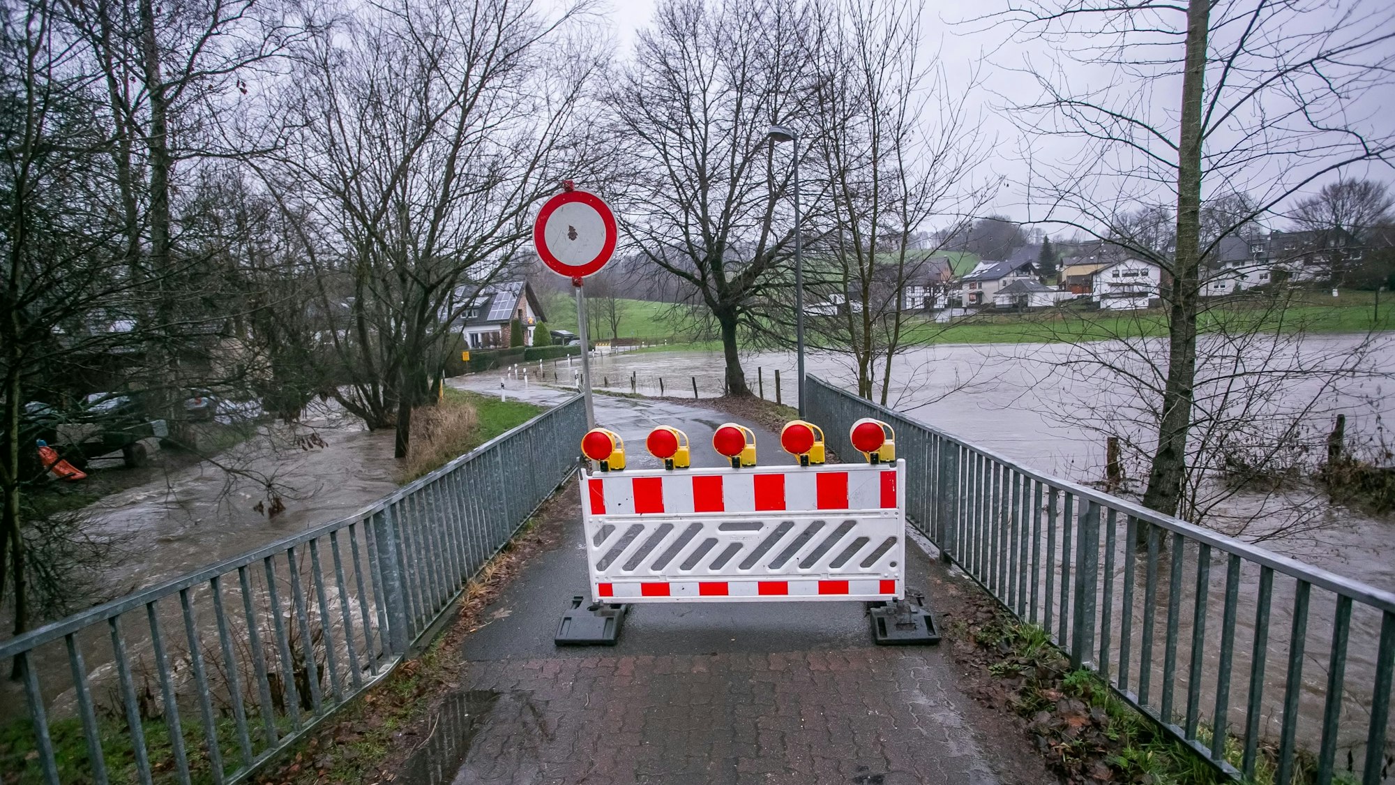 In Brochhagen, hier im Januar 2023, wurde eine Straße überflutet und gesperrt. Aktuell ist Wipperfürth und Lindlar von heftigen Regenfällen und Überschwemmungen betroffen.