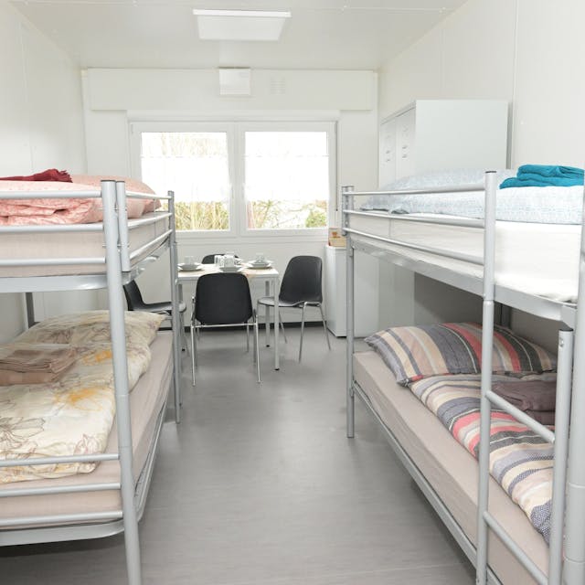 In Containern mit Mehrbettzimmern werden Flüchtlinge in der künftigen Unterkunft am Pestalozziweg in Rösrath untergebracht.