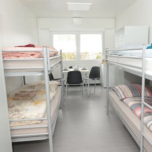 In Containern mit Mehrbettzimmern werden Flüchtlinge in der künftigen Unterkunft am Pestalozziweg in Rösrath untergebracht.