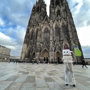 Für eine PETA-Aktion vor dem Kölner Dom hat sich ein Aktivist als großes Tofu verkleidet.