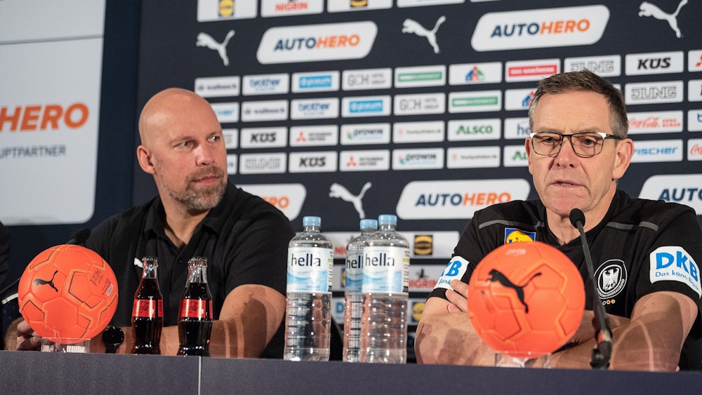 Bundestrainer Alfred Gislason (r) und Axel Kromer, Vorstand Sport beim Deutschen Handballbund, sitzen auf dem Podium.