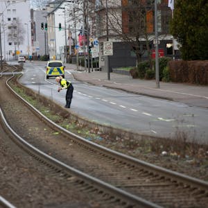 Polizisten untersuchten den Unfallort an der Siegburger Straße.