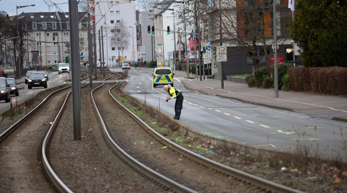 Polizisten untersuchten den Unfallort an der Siegburger Straße.