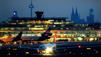 Ein Flugzeug landet am 27.06.2011 auf dem Flughafen Köln/Bonn; im Hintergrund der Dom.