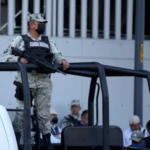 Ein Polizist der mexikanischen Nationalgarde bewacht das Gebäude der Staatsanwaltschaft.