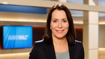 Moderatorin Anne Will steht im Studio vor dem Logo der ARD-Talkshow.