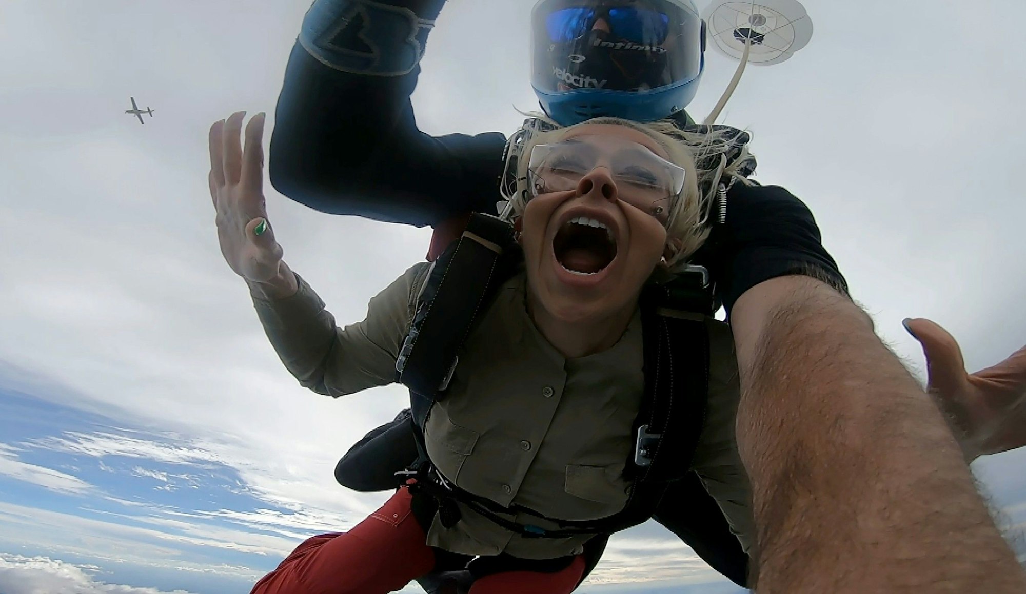 Verena Kerth muss sich ihrer ersten Challenge stellen und in 3.300 Metern Höhe aus einem Flugzeug springen.