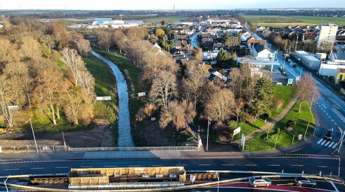 Das Luftbild zeigt die Brücke über die Erft bei der Zuckerfabrik in Euskirchen. Die Baustelle ist deutlich zu erkennen.