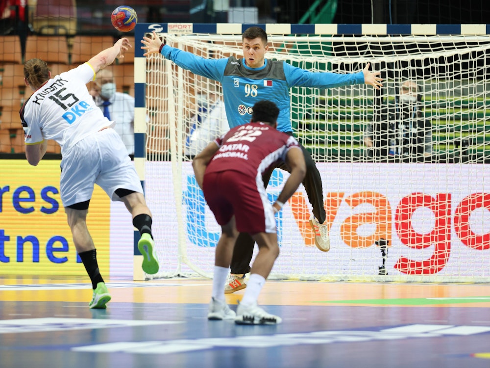 Deutschlands Handball-Nationalspieler Juri Knorr wirft bei der WM auf das Tor von Katar.