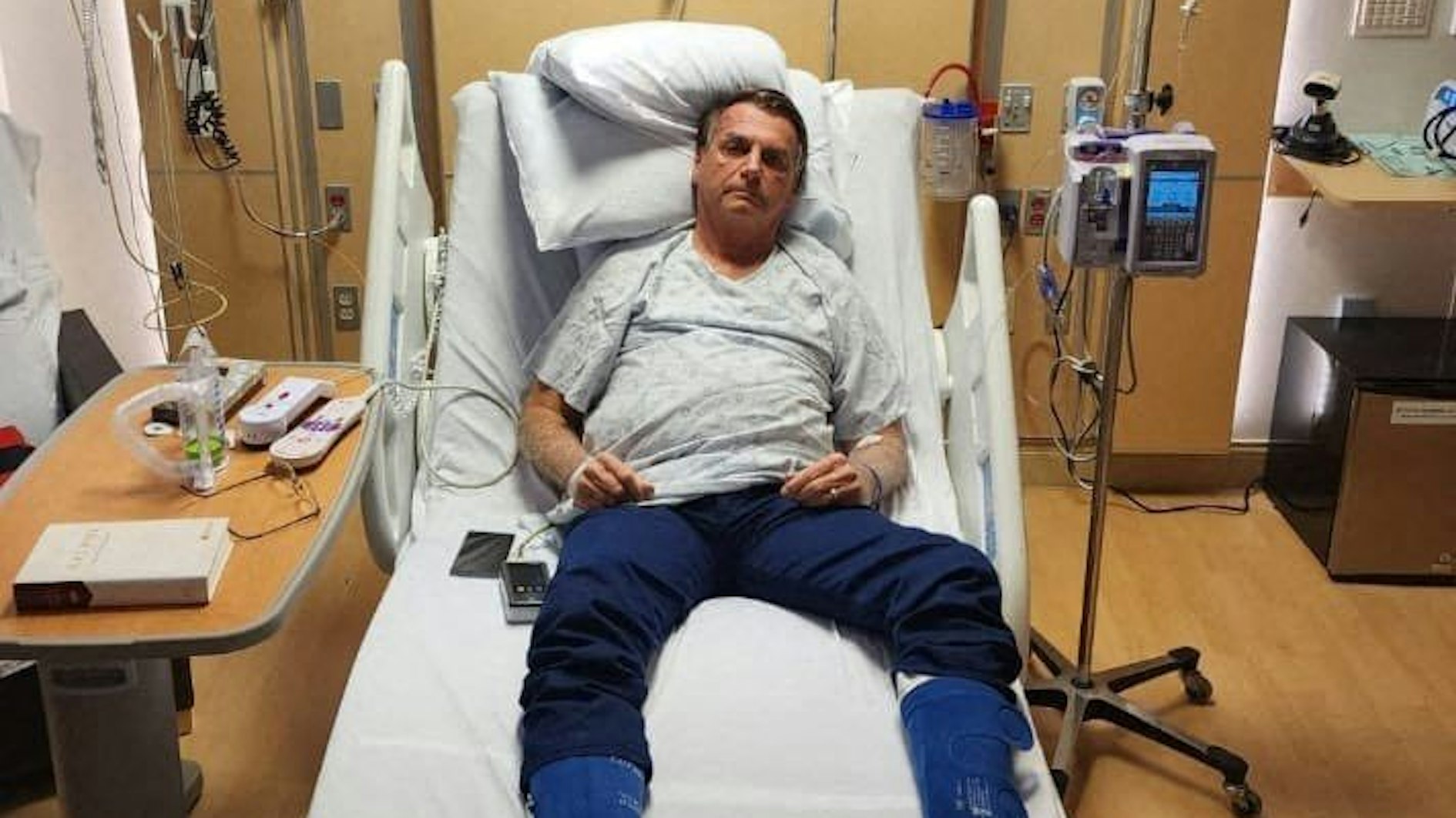Brasiliens ehemaliger Präsident Jair Bolsonaro an seinem Krankenhausbett in Kissimmee, Florida.