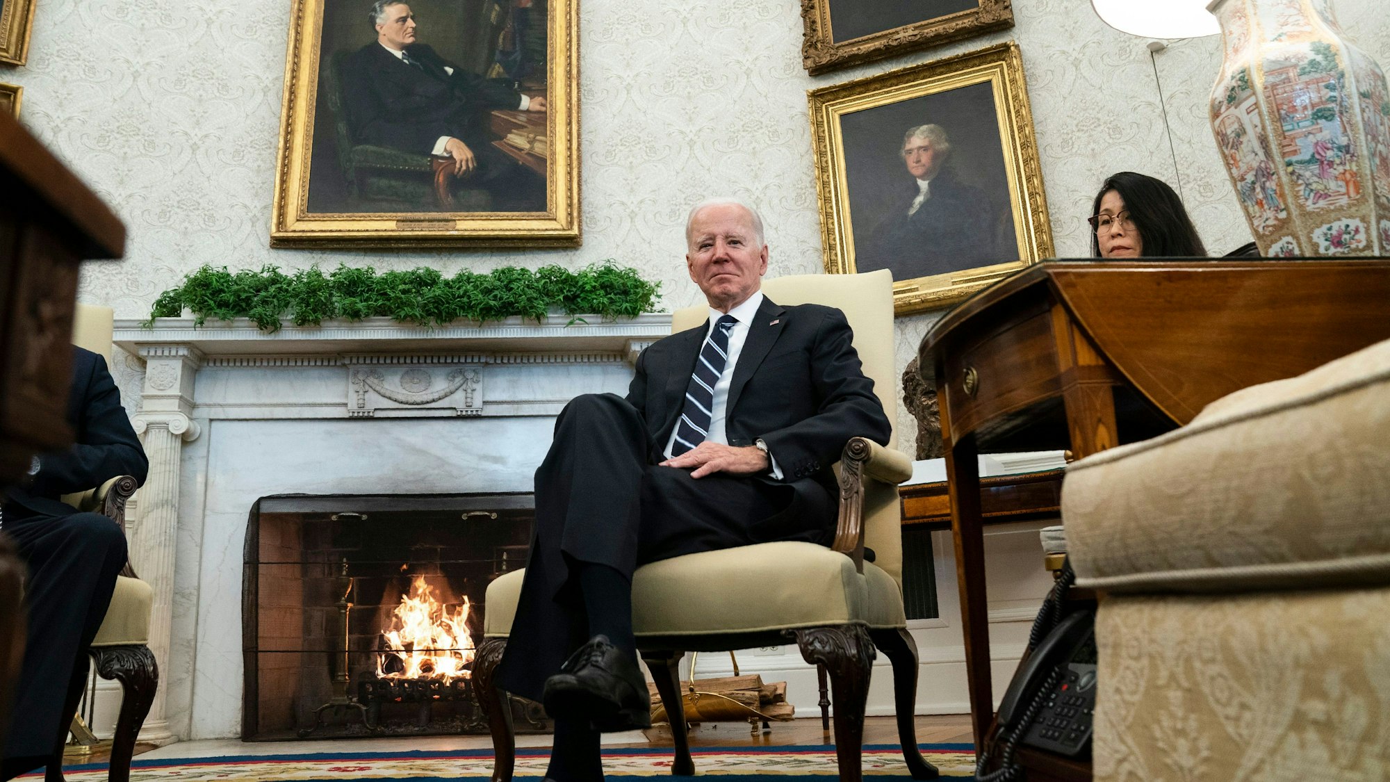 Präsident Joe Biden hört zu, als der japanische Premierminister Fumio Kishida während eines Treffens im Oval Office des Weißen Hauses spricht.