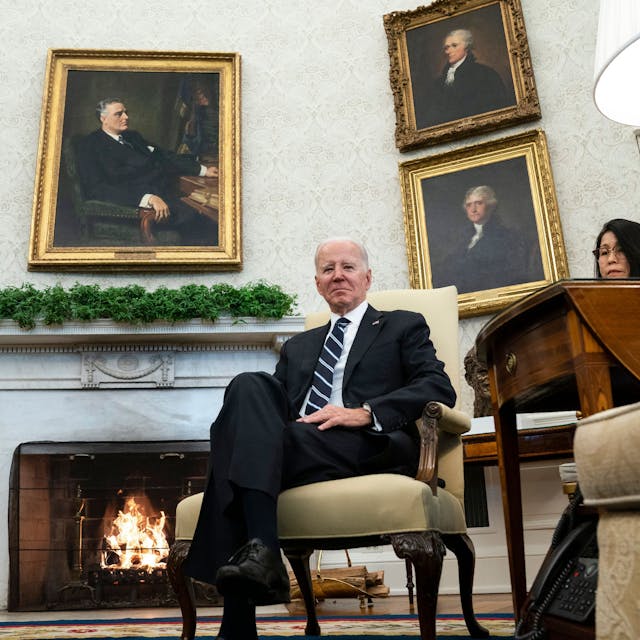 Präsident Joe Biden hört zu, als der japanische Premierminister Fumio Kishida während eines Treffens im Oval Office des Weißen Hauses spricht.