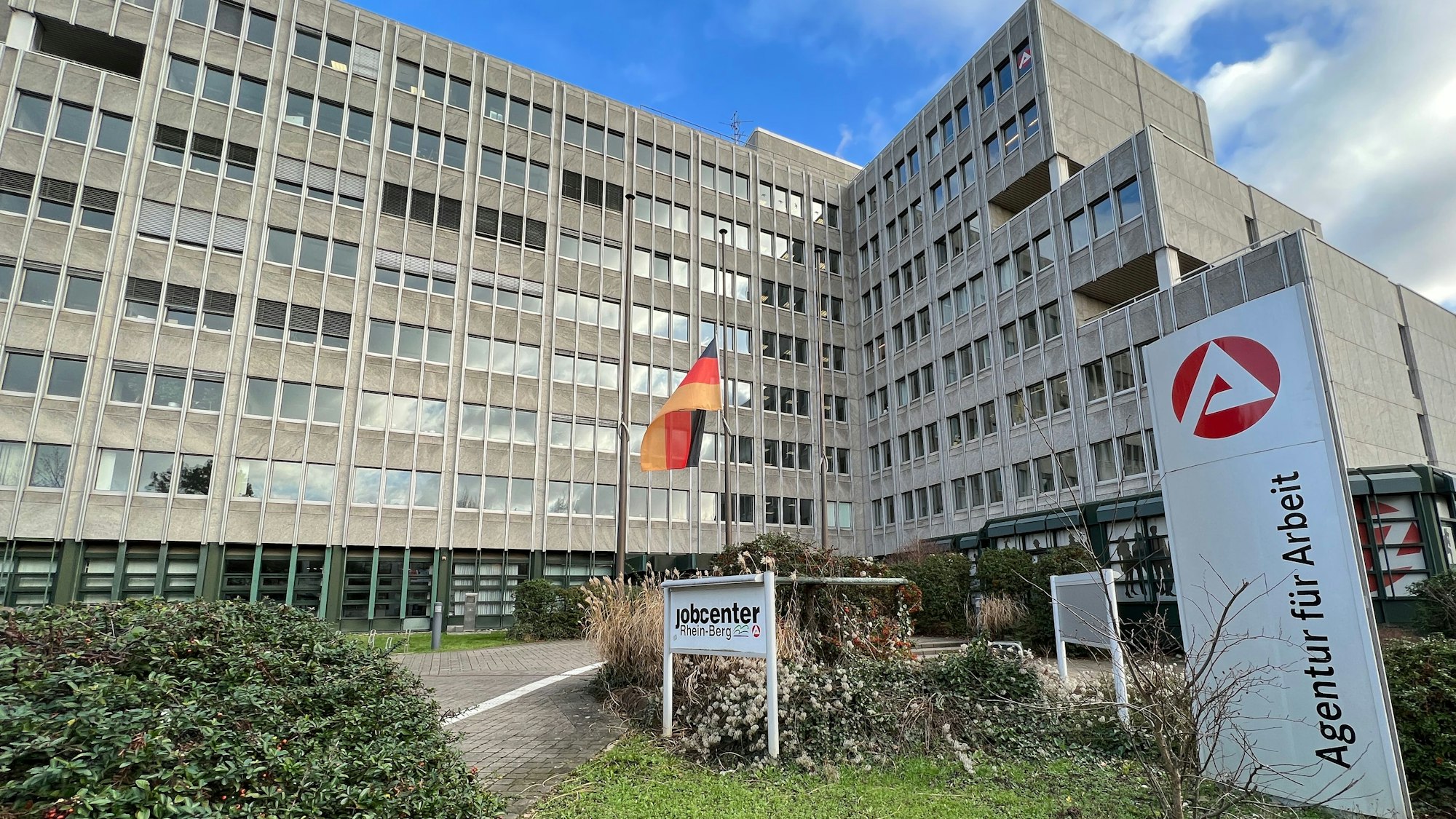 Jobcenter und Agentur für Arbeit sitzen in Bergisch Gladbach in einem gemeinsamen Gebäude.