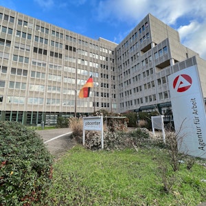 Jobcenter und Agentur für Arbeit sitzen in Bergisch Gladbach in einem gemeinsamen Gebäude.