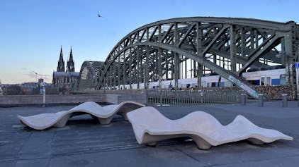 Die neuen Sitzmöbel an der Hohenzollernbrücke, im Hintergrund der Dom