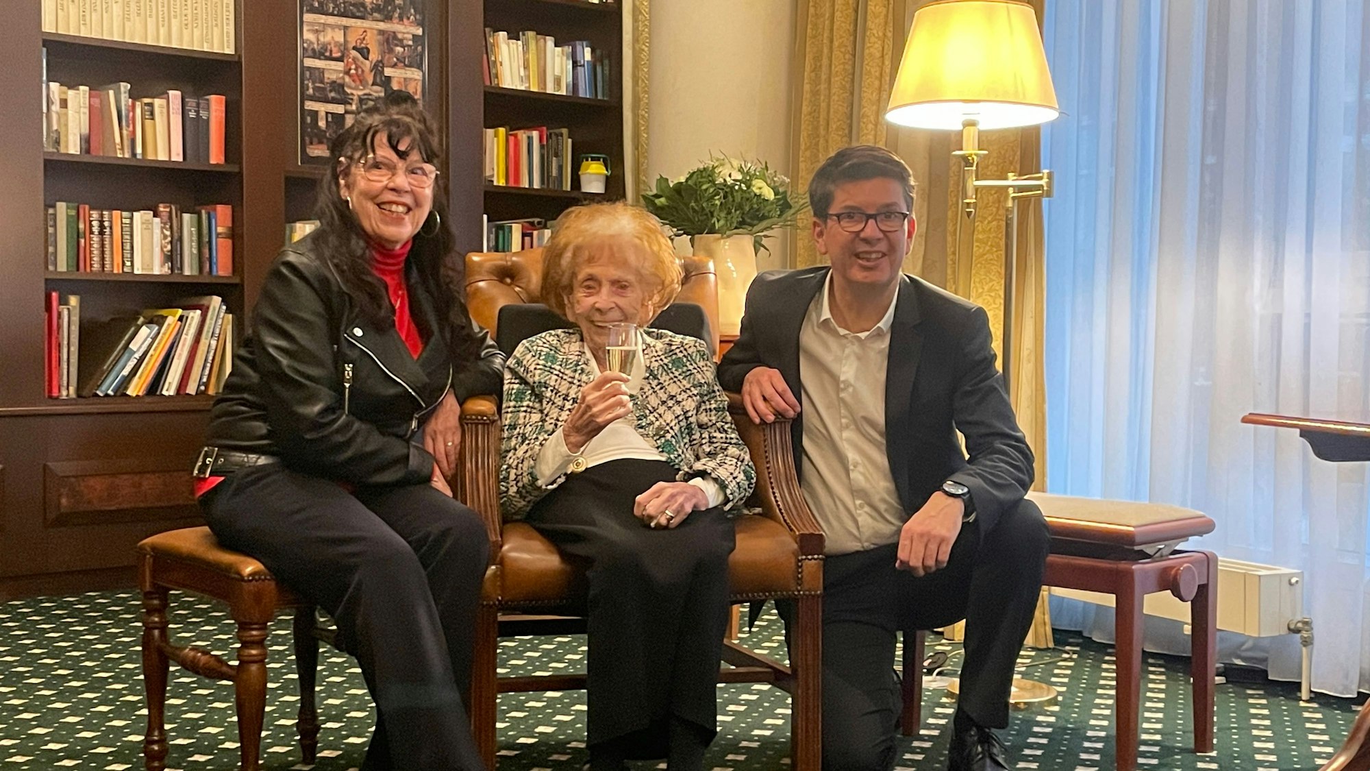 Elisabeth Steubesand (m.) feiert ihren 107. Geburtstag. Begleitet wurde sie von ihrer Tochter Gisela (l.) und ihrem Enkel Georg (r.).