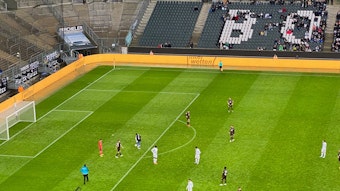 Ein Flitzer schießt den Ball während des Testspiels (14. Januar 2023) zwischen Gladbach und St. Pauli ins Tor im Borussia-Park.