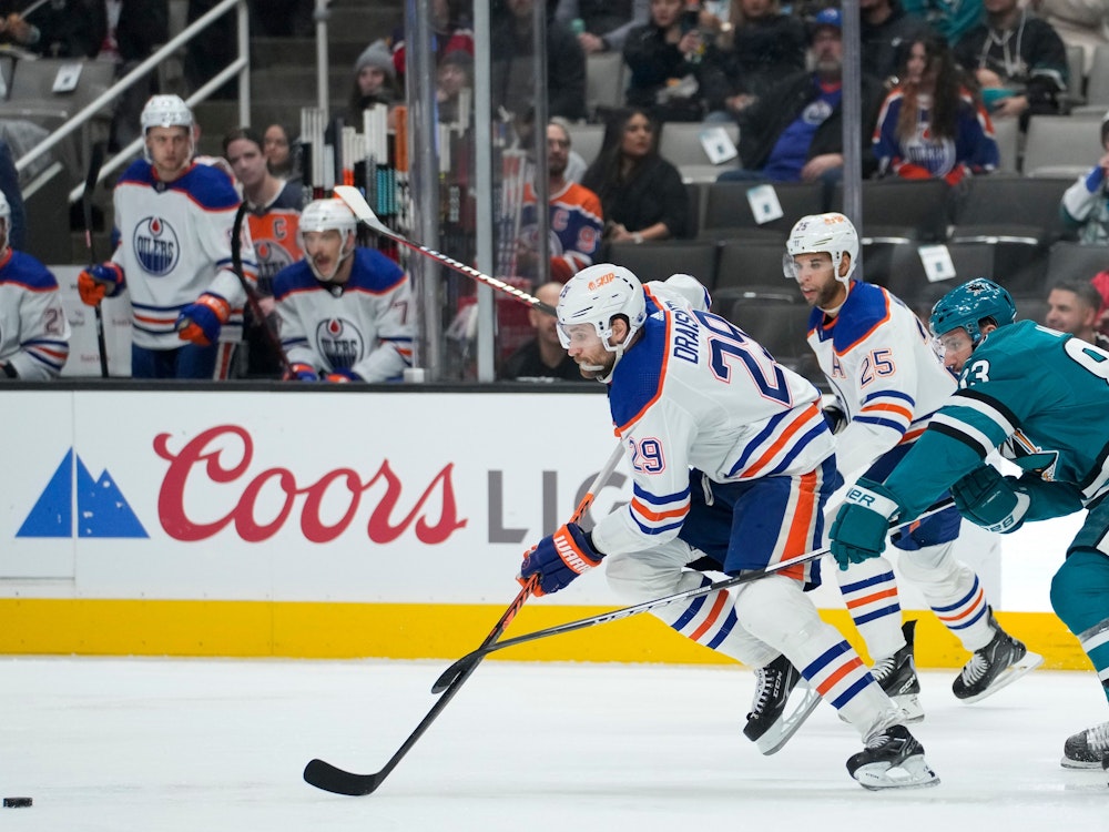 Leon Draisaitl von den Edmonton Oilers (l.) im NHL-Spiel gegen die San Jose Sharks.