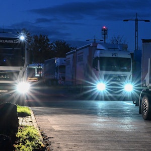 Lastwagen stehen in der Dunkelheit auf einem Rastplatz bei Stuttgart.