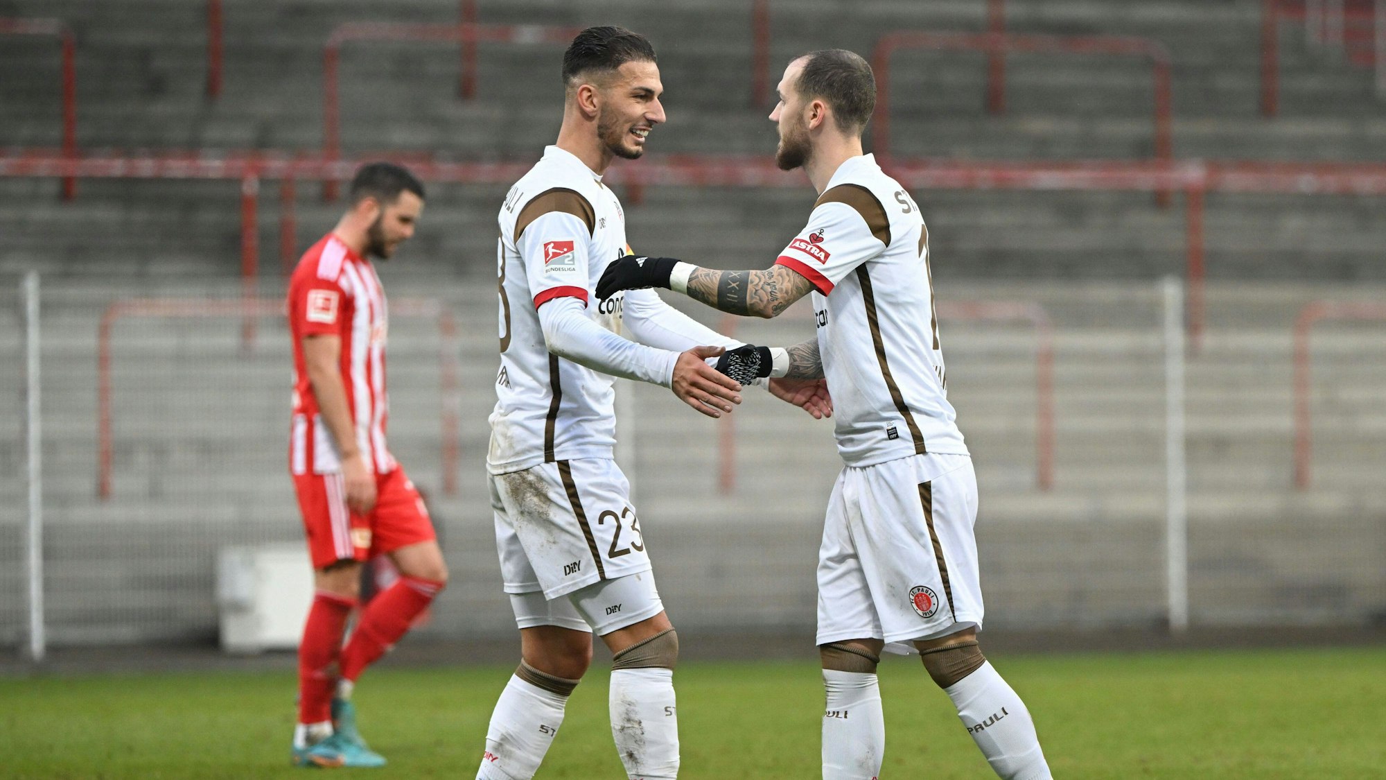 Leart Paqarada, links, während eines Testspiels zwischen dem FC St. Pauli und dem 1. FC Union Berlin im Dezember 2022.