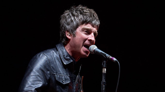 Noel Gallagher singt bei einem Konzert mit seiner Band High Flying Birds in München.