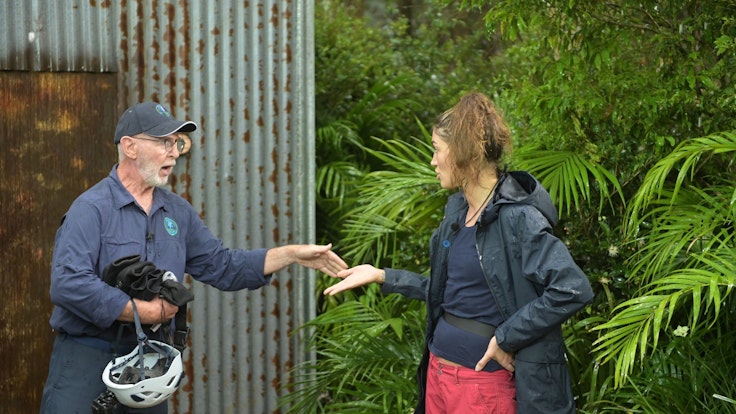 Dr. Bob stattet Tessa Bergmeier im Dschungelcamp 2023 mit der nötigen Ausrüstung für die Dschungelprüfung aus.