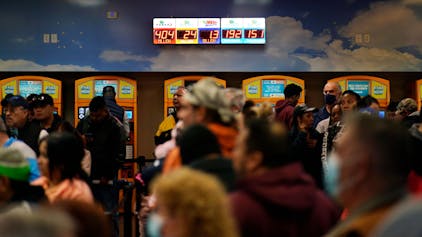 Menschen warten am Freitag, 13. Januar 2023, in der Schlange vor dem „Lotto Store at Primm“ direkt an der kalifornischen Grenze. Der Jackpot war auf 1,35 Milliarden Dollar angewachsen.