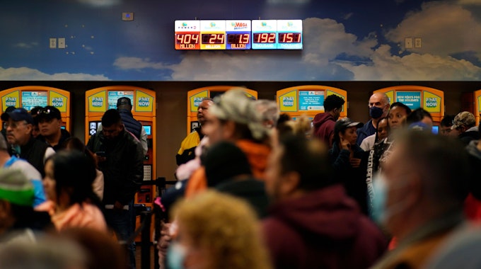 Menschen warten am Freitag, 13. Januar 2023, in der Schlange vor dem „Lotto Store at Primm“ direkt an der kalifornischen Grenze. Der Jackpot war auf 1,35 Milliarden Dollar angewachsen.