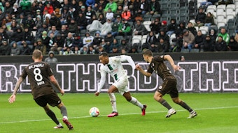 Testspiel im Borussia-Park (14. Januar 2023): Gladbach-Stürmer Alassane Plea im Duell gegen den Zweitligisten FC St. Pauli. Plea behauptet den Ball im Zweikampf.