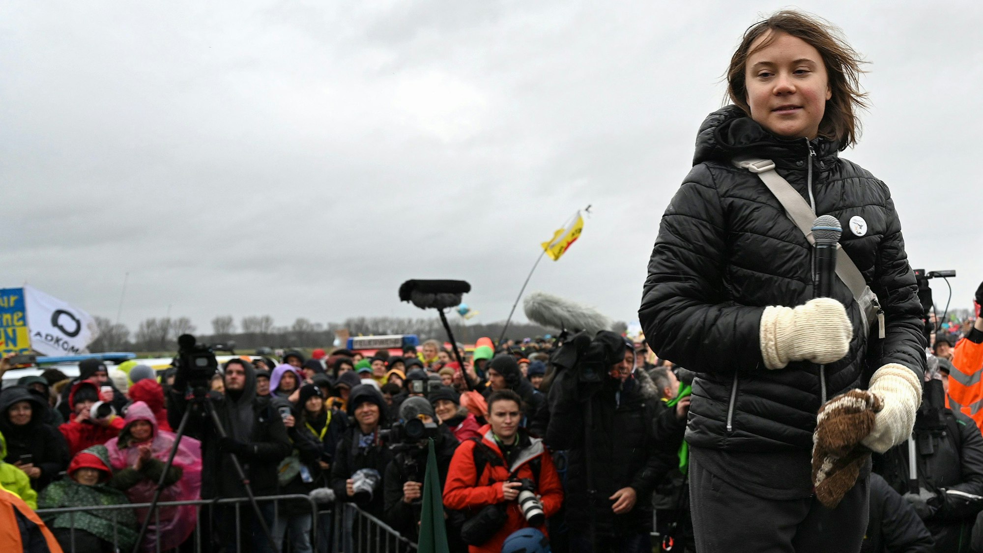 Die bekannte Klima-Aktivistin Greta Thunberg hält ein Mikrofon während der Kundgebung nahe Lützerath am Samstag.