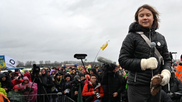 Die Klimaaktivistin Greta Thunberg steht auf der Bühne vor den versammelten Demonstranten. Die Demonstration von Klimaaktivisten am Rande des Braunkohletagebaus bei Lützerath findet unter dem Motto „Räumung verhindern! Für Klimagerechtigkeit“ statt.