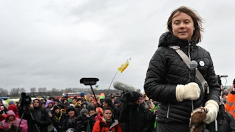 Die Klimaaktivistin Greta Thunberg steht auf der Bühne vor den versammelten Demonstranten. Die Demonstration von Klimaaktivisten am Rande des Braunkohletagebaus bei Lützerath findet unter dem Motto „Räumung verhindern! Für Klimagerechtigkeit“ statt.
