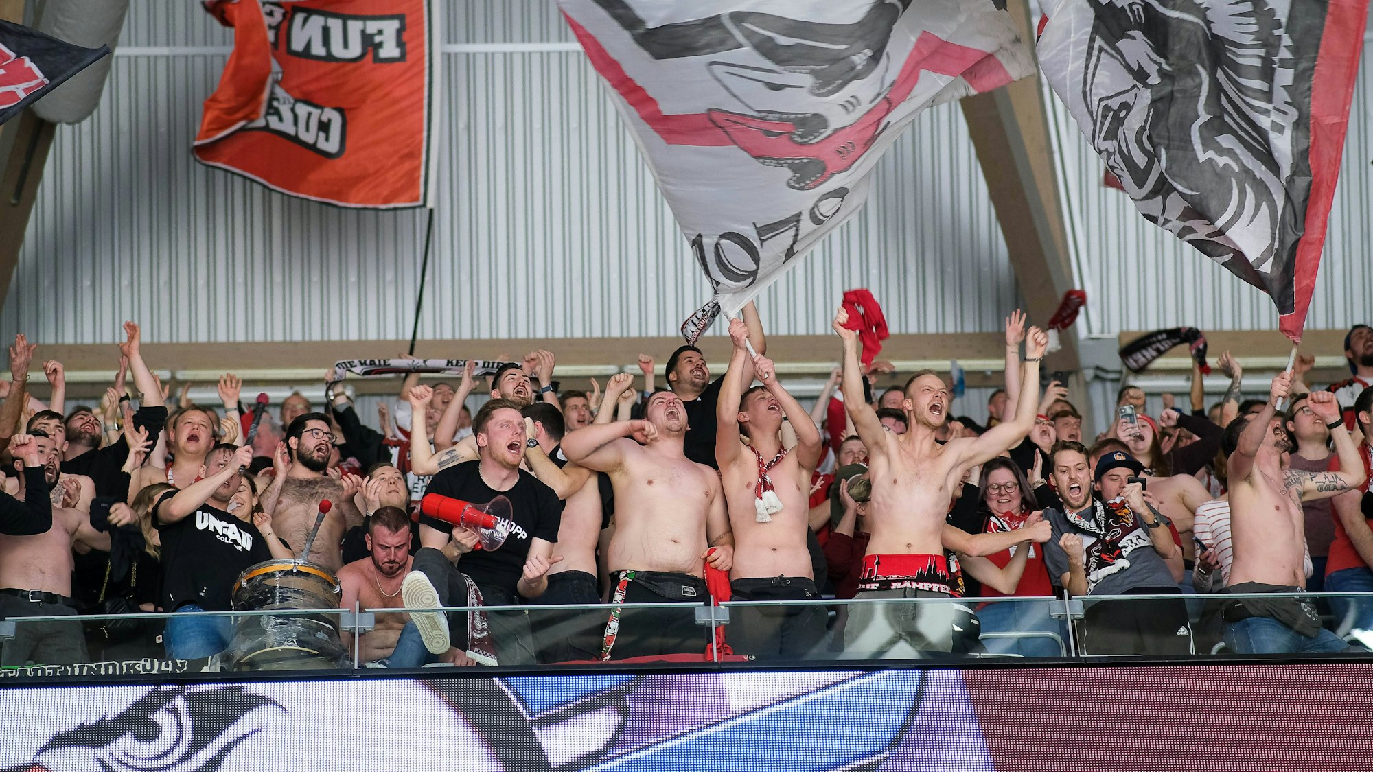 Die Fans der Kölner Haie feiern den Sieg in Mannheim beim DEL-Spiel.
